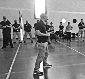 Il Master Matteo Laffi che tiene una lezione durante uno stage di Krav Maga